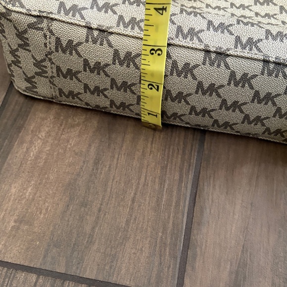 Michael Kors Monogram Cream and Brown Crossbody/Messenger Bag - Picture 11 of 12